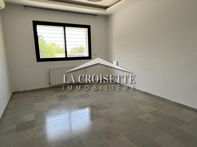Appartement S+4 avec jardin et chambre de service à La Marsa